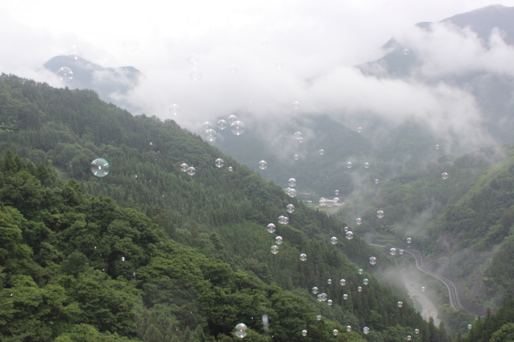 f:id:digdig_o:20150722123643j:plain 山に飛んでいくシャボン玉
