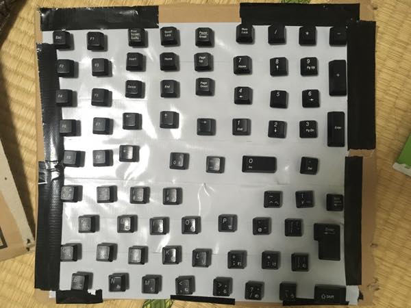 段ボールに貼り付けたキー